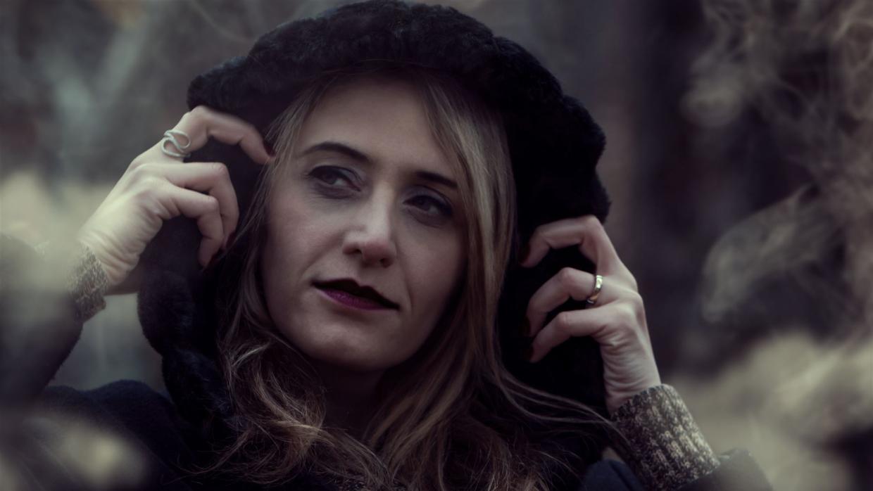 Nahaufnahme Fotografie Der Frau, Die Schwarze Kapuzenjacke Trägt
