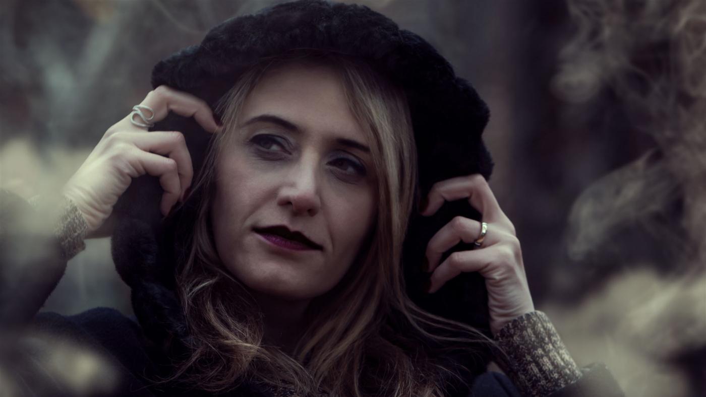 Nahaufnahme Fotografie Der Frau, Die Schwarze Kapuzenjacke Trägt