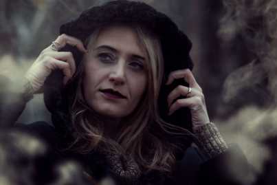 Nahaufnahme Fotografie Der Frau, Die Schwarze Kapuzenjacke Trägt