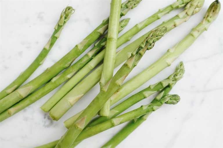 Bündel grüner Spargel
