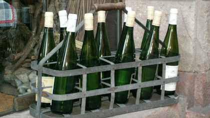 Traditioneller Weinkorb mit grünen Elsässer Weinflaschen in typischer Schlegelflasche