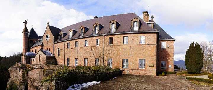 Klosteranlage Mont Sainte-Odile mit historischen Sandsteingebäuden und Kapelle auf einem Felsplateau in den Vogesen.