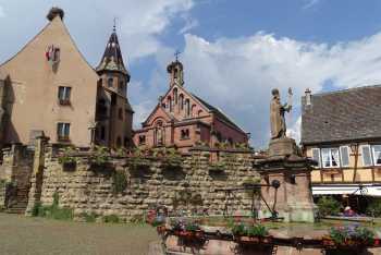 Eguisheim - Kirche und Brunnen