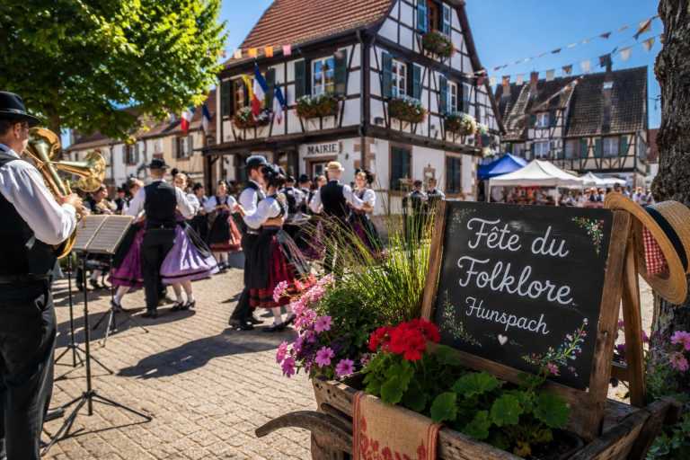 Folklorefest mit Musik, Tanz und Fachwerkhäusern im Elsass – Symbolbild Hunspach