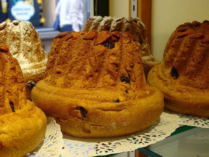 Traditioneller elsässischer Gugelhupf im Schaufenster einer Bäckerei