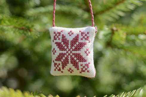 rote Stickerei zu Weihnachten