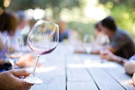 Weinglas mit einem Rest Rotwein bei einer Weinprobe 