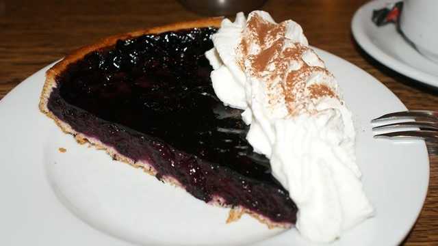 Tarte aux Myrtilles – typische Vogesen-Spezialität aus Heidelbeeren mit Sahne