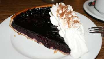 Tarte aux Myrtilles – typische Vogesen-Spezialität aus Heidelbeeren mit Sahne