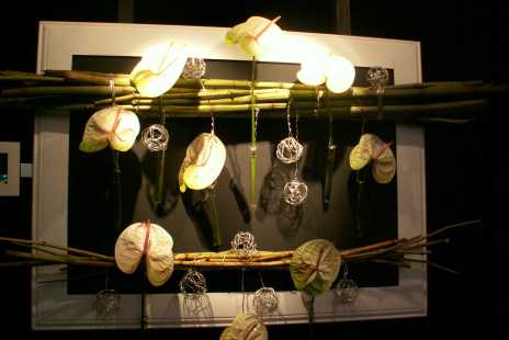 Floristische Installation bei der Blumenschau Folie’Flore in Mulhouse – künstlerische Gestaltung mit Blättern, Bambusstäben und Drahtkugeln