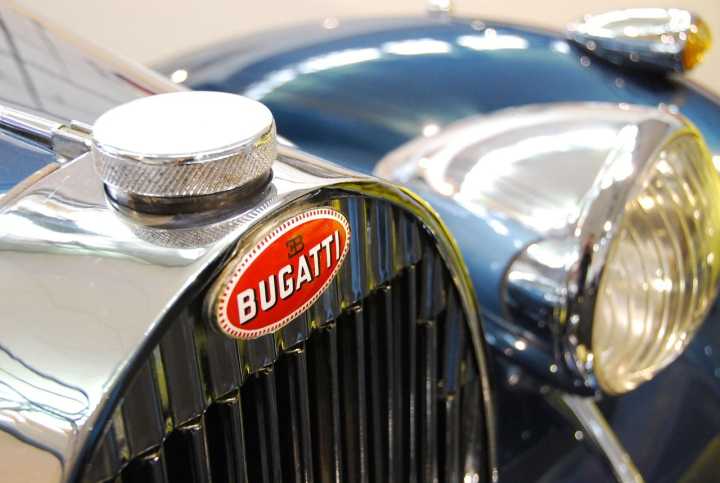 Historischer Bugatti mit Kühlergrill und Bugatti-Emblem