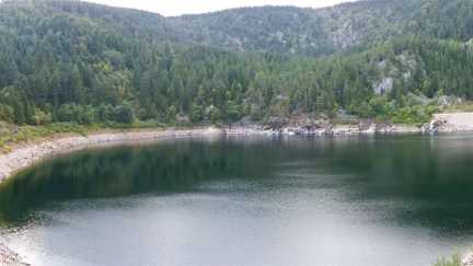 Lac Blanc in den Vogesen mit Blick auf den ruhigen Bergsee und die bewaldeten Hänge