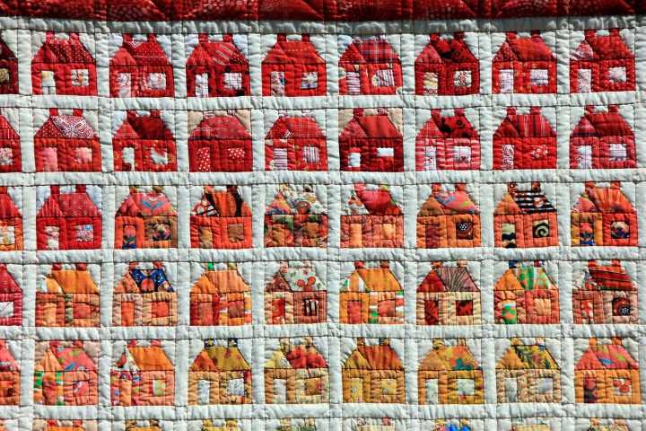 Patchwork-Quilt mit vielen farbigen Hausmotiven