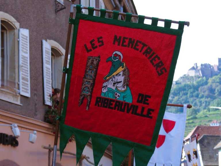 Rotes Banner der Ménetiers zum Pfifferdaj in Ribeauvillé