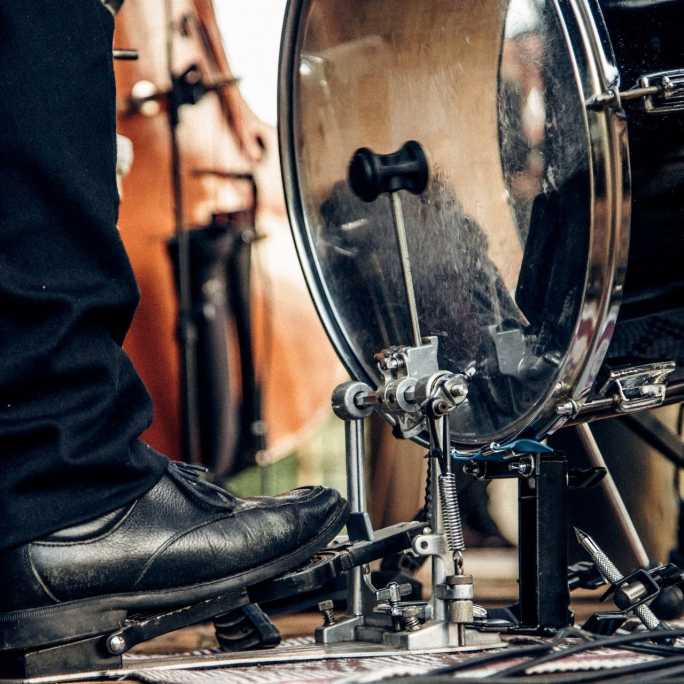 Nahaufnahme eines Musikers am Schlagzeug bei einem Live-Auftritt im Freien