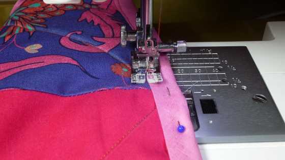 Nähmaschine beim Quilten eines Patchwork-Stoffes