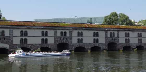 Bootstour mit Batorama auf der Ill vor den überdachten Brücken (Ponts Couverts) in Straßburg