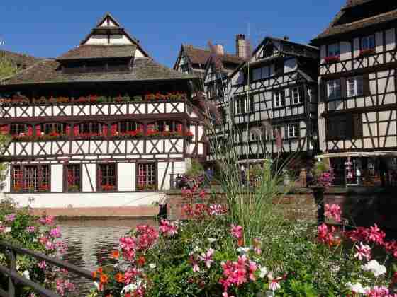 Blick auf das Fachwerkhaus Maison des Tanneurs in Strasbourg