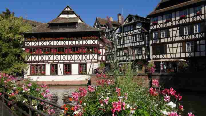 Blick auf das Fachwerkhaus Maison des Tanneurs in Strasbourg