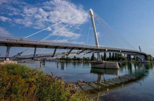 Brücke über den Rhein des "Gartens der Zwei Ufer"