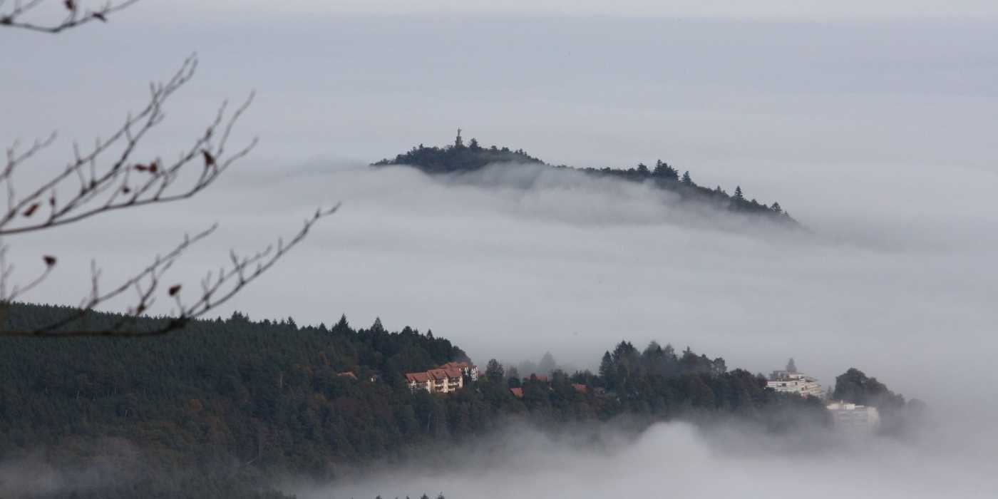 Nebel über Hügel im Elsass