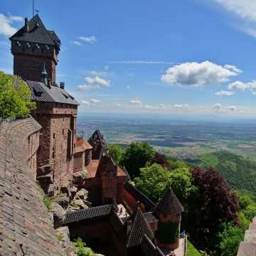 Blick von der Hochkönigsburg über die Rheinebene bei Sonnenschein