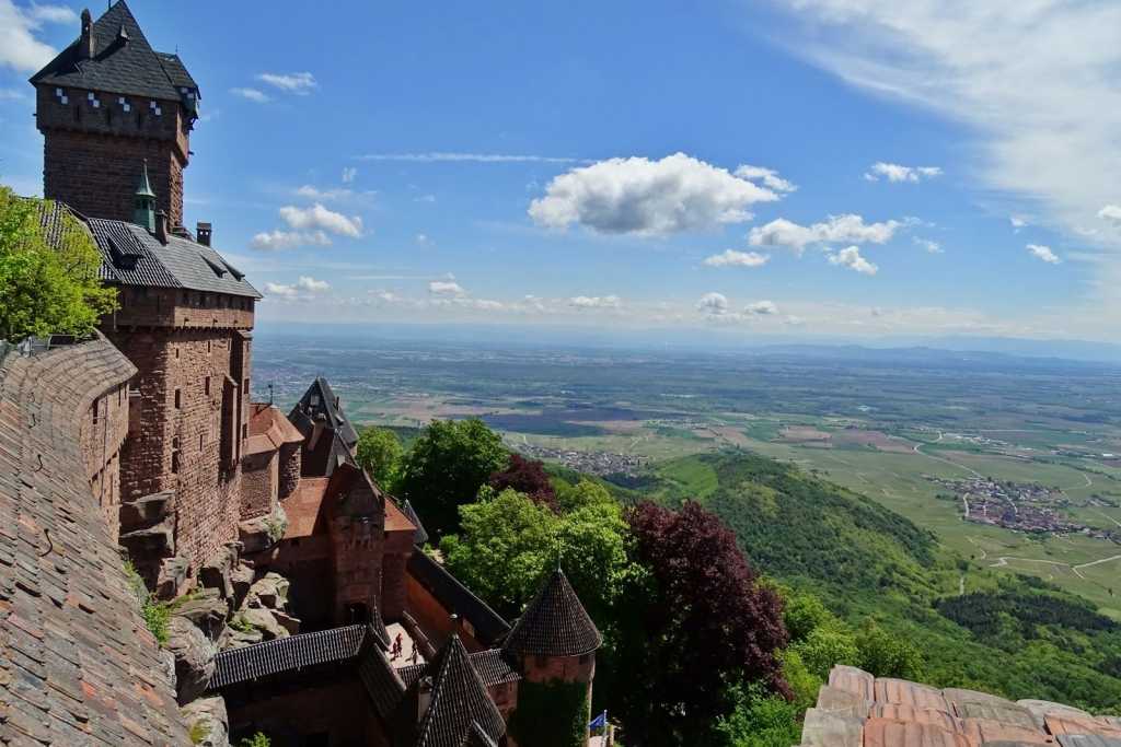 Blick von der Hochkönigsburg über die Rheinebene bei Sonnenschein